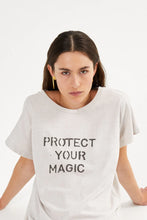 Hlaða mynd inn í gallerískoðara, Magic t-shirt - Ambla