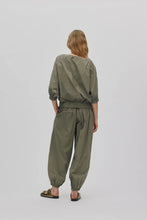 Load image into Gallery viewer, Iridi Poplin Gathered Pant Asphalt
