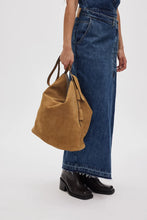 Hlaða mynd inn í gallerískoðara, Shamika  Suede  Bag Whiskey
