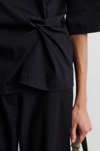 Load image into Gallery viewer, Arkai Drape Tee Black
