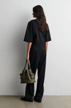 Load image into Gallery viewer, Arkai Drape Tee Black
