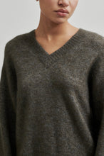 Hlaða mynd inn í gallerískoðara, Brook Knit Loose V-Neck Chocolate Chip
