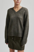 Hlaða mynd inn í gallerískoðara, Brook Knit Loose V-Neck Chocolate Chip
