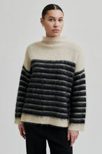 Load image into Gallery viewer, Juta Knit T-Neck
