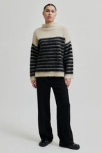 Load image into Gallery viewer, Juta Knit T-Neck
