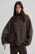 Load image into Gallery viewer, Alpha T Neck Delicioso
