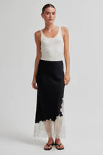 Load image into Gallery viewer, Wila Skirt Black
