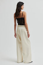 Load image into Gallery viewer, Social Strap Top Black
