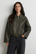 Hlaða mynd inn í gallerískoðara, Vermont Leather Jacket Olive
