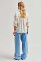 Hlaða mynd inn í gallerískoðara, Celiva Shirt Eggnog
