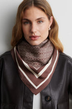 Hlaða mynd inn í gallerískoðara, Isora Monogram Scarf Carafe
