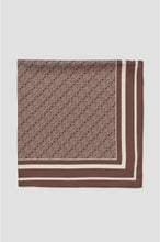 Hlaða mynd inn í gallerískoðara, Isora Monogram Scarf Carafe
