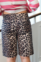 Load image into Gallery viewer, Kimmiecras Shorts Urban Leo

