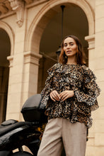 Load image into Gallery viewer, RyaCras Blouse Urban Leo
