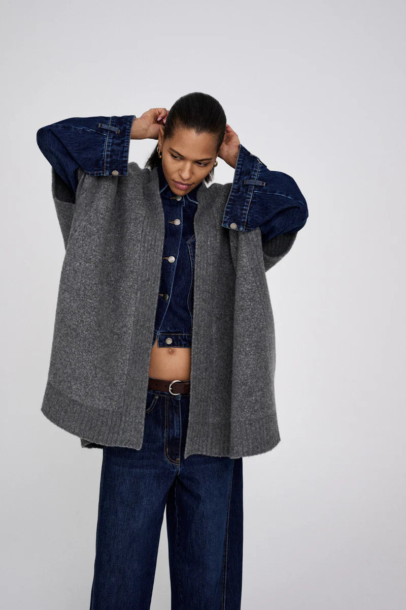 Dorris Sheep knit cape in Grey