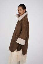 Load image into Gallery viewer, Ejsa Shearling coat I Dark brown natural combo
