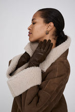 Load image into Gallery viewer, Ejsa Shearling coat I Dark brown natural combo
