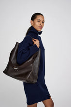 Load image into Gallery viewer, Daya Leather large bucket bag I Coffee
