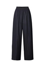 Hlaða mynd inn í gallerískoðara, Drapy tailoring relaxed pants Everdeen Midnight
