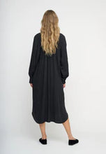 Load image into Gallery viewer, Above dress silky - black
