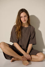 Hlaða mynd inn í gallerískoðara, Aura Tee Stone Brown
