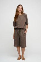 Hlaða mynd inn í gallerískoðara, Aura Tee Stone Brown
