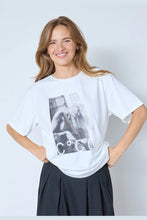 Hlaða mynd inn í gallerískoðara, MadinaCC Oversize Tee
