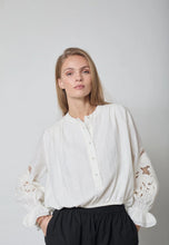 Load image into Gallery viewer, Stinacc Emb Blouse Off White
