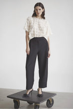 Hlaða mynd inn í gallerískoðara, VolaCC Carrot Pleat Pant Black
