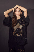 Hlaða mynd inn í gallerískoðara, Curvey Lace Hem Tee Black
