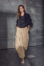 Load image into Gallery viewer, Air Zip Pant Walnut
