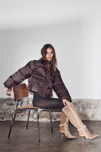 Hlaða mynd inn í gallerískoðara, Climb Crop Pocket Jacket mocca
