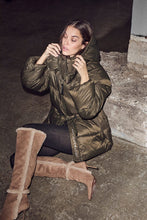 Hlaða mynd inn í gallerískoðara, Climb Puffer Jacket Army
