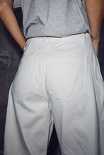 Load image into Gallery viewer, Drew Barrel Panel Jeans White
