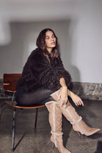 Hlaða mynd inn í gallerískoðara, Lagotto Crop Fur Jacker
