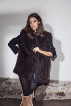 Hlaða mynd inn í gallerískoðara, Lagotto Fur Vest Mocca
