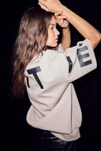 Hlaða mynd inn í gallerískoðara, Maxi Split SS Logo Sweat Beige
