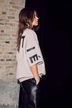 Hlaða mynd inn í gallerískoðara, Maxi Split SS Logo Sweat Beige
