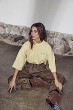 Load image into Gallery viewer, Maxi Split SS Logo Sweat Pale yellow
