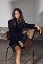 Load image into Gallery viewer, Premiere Waist Fit Blazer Black
