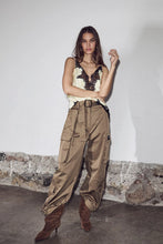 Load image into Gallery viewer, Rabi Cargo Pocket Pants Walnut

