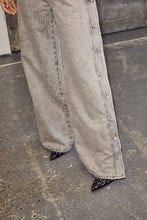 Hlaða mynd inn í gallerískoðara, Side Panel Button Jeans
