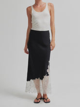 Load and play video in Gallery viewer, Wila Skirt Black
