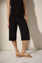 Load image into Gallery viewer, Pure Capri Shorts Black
