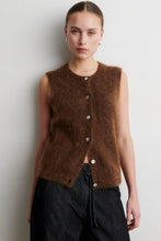 Hlaða mynd inn í gallerískoðara, Brook Knit Button Vest Carafe
