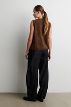 Hlaða mynd inn í gallerískoðara, Brook Knit Button Vest Carafe
